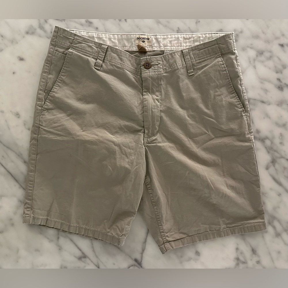 Docker’s Cotton Chino khaki Short - Men’s Size 33 Waist